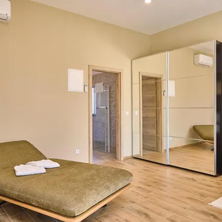 Amalka Mare By Litto Veliki Drvenik